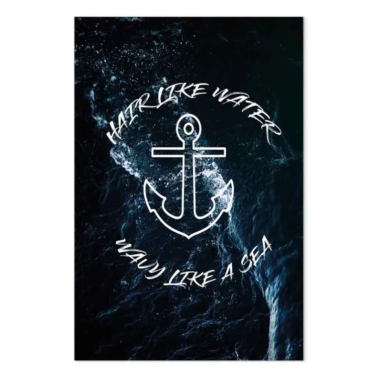 Raue Meereswellen – Aufschrift auf Englisch Hair like Water, Wavy like a Sea vor dem Hintergrund eines marineblauen Ozeans und der Naturgewalten