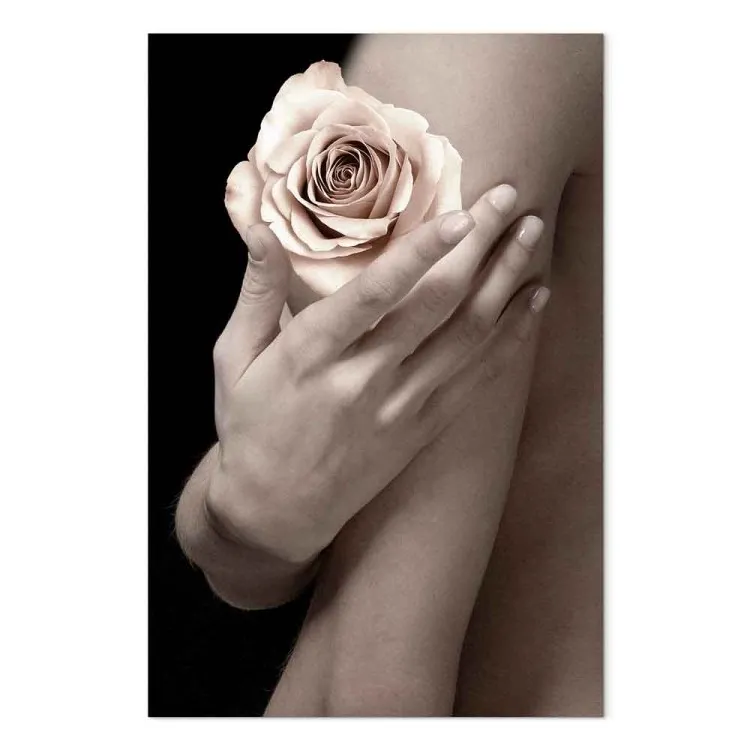 Rose in der Hand - Foto einer Frau, die eine Blume hält