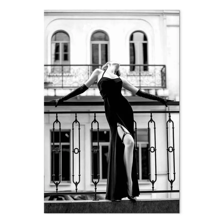 Tanzende Frau - Schwarzweisß-Foto mit einer Frauenfigur auf dem Balkon