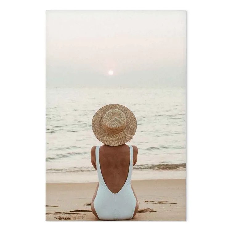 Frau im Hut am Strand - Meereslandschaft mit Sonnenuntergang