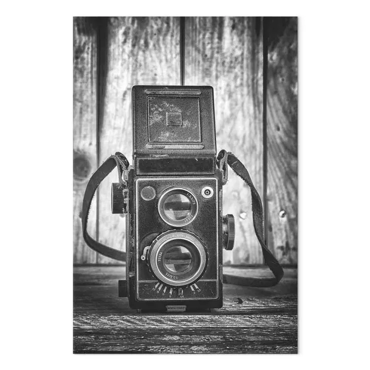 Alte Kamera - schwarz-weiße Retro-Komposition mit Holz im Hintergrund