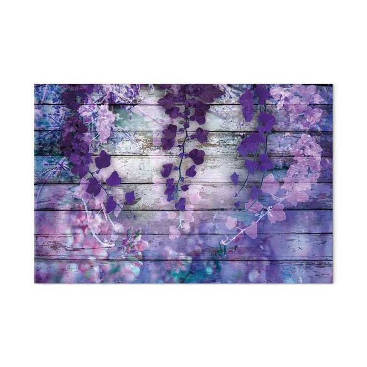 Lavendelzauber - Violette Blumen und Bretter im Hintergrund, Breit