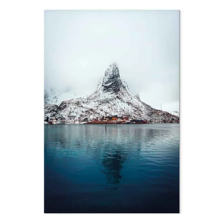 Identität der Schönheit - Winterlandschaft mit Berg über Wasser