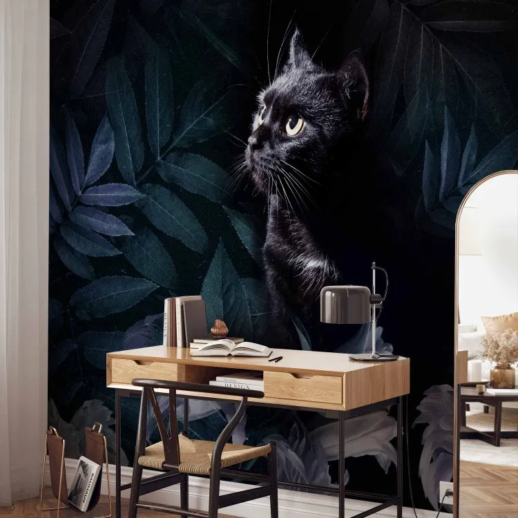 Tiermotiv - schwarze Katze umgeben von blauen Blättern und Blumen