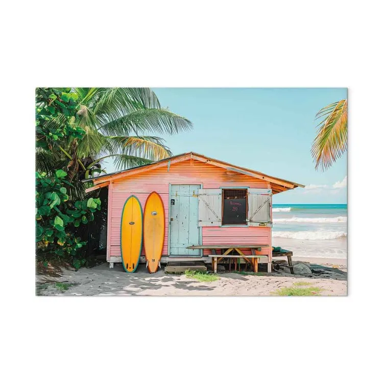 Surferhütte - buntes Plankenhaus an einem tropischen Strand
