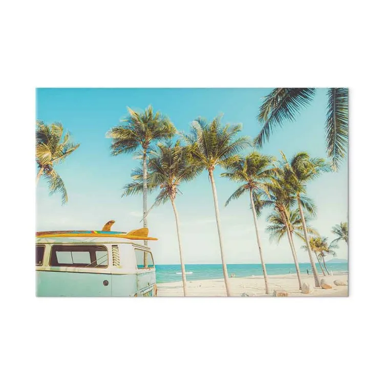 Surf-Campingplatz - Van mit Brettern an einem tropischen Strand