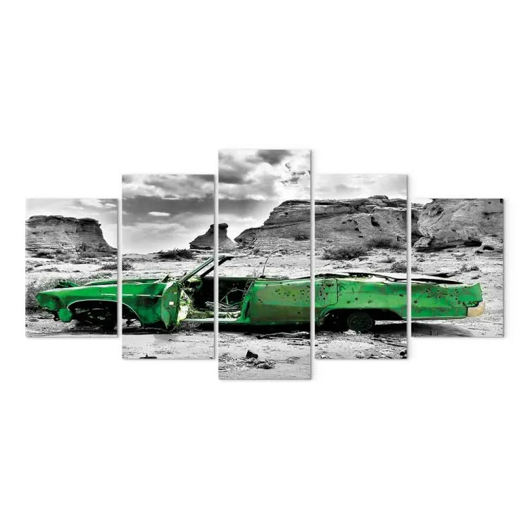 Grünes Retro Auto in der Colorado Wüste